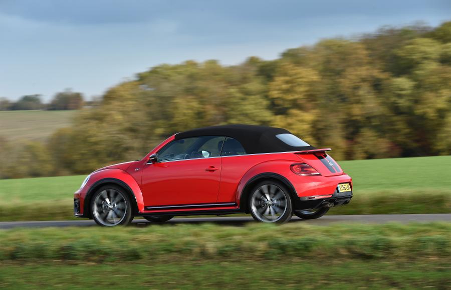  Volkswagen Beetle Cabriolet R-Line 2016 года  (UK) (фото 23 из 32)